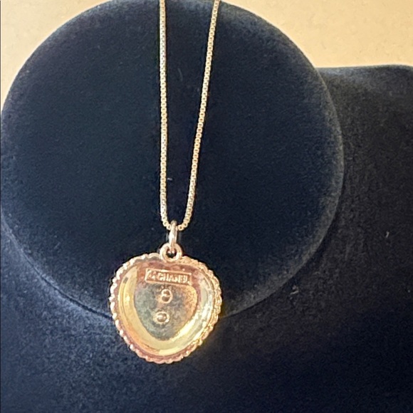 Heart shaped CC pendant in black with gold tone hardware and pearl like trim - Picture 11 of 12